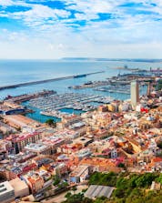 Panoramisch uitzicht over de hele stad Alicante met de haven op de achtergrond.