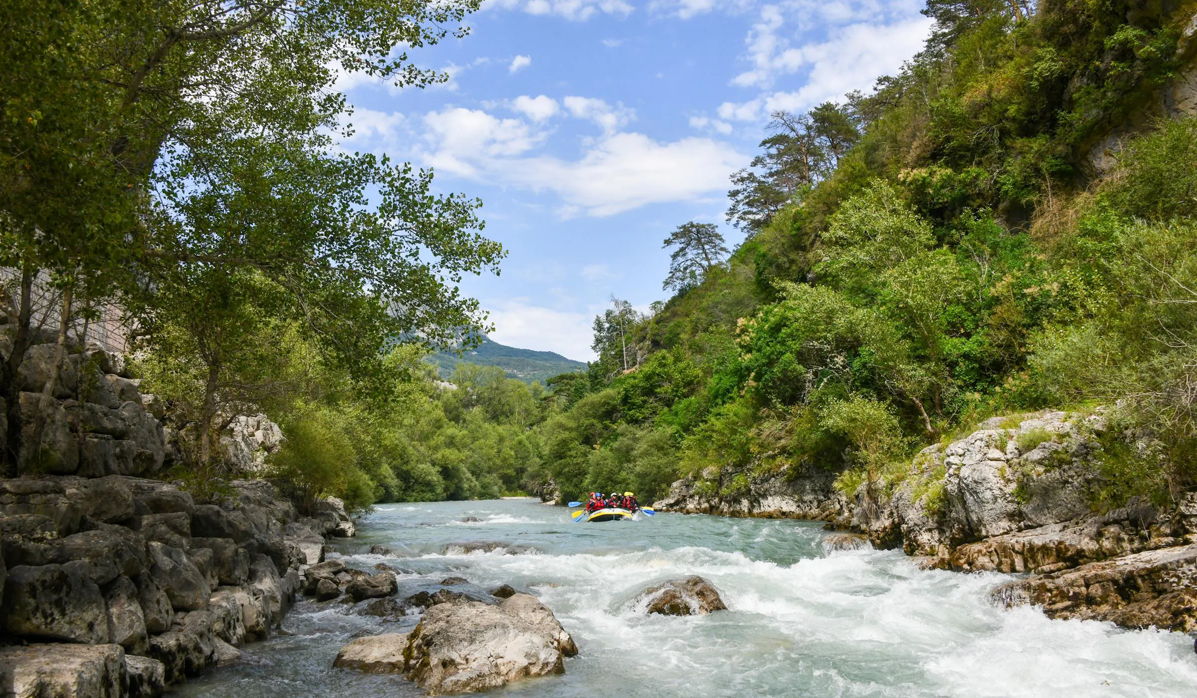 Aloha Verdon Beautiful landscapes showcasing mountains and sea, where the experiences of Aloha Verdon are taking place.