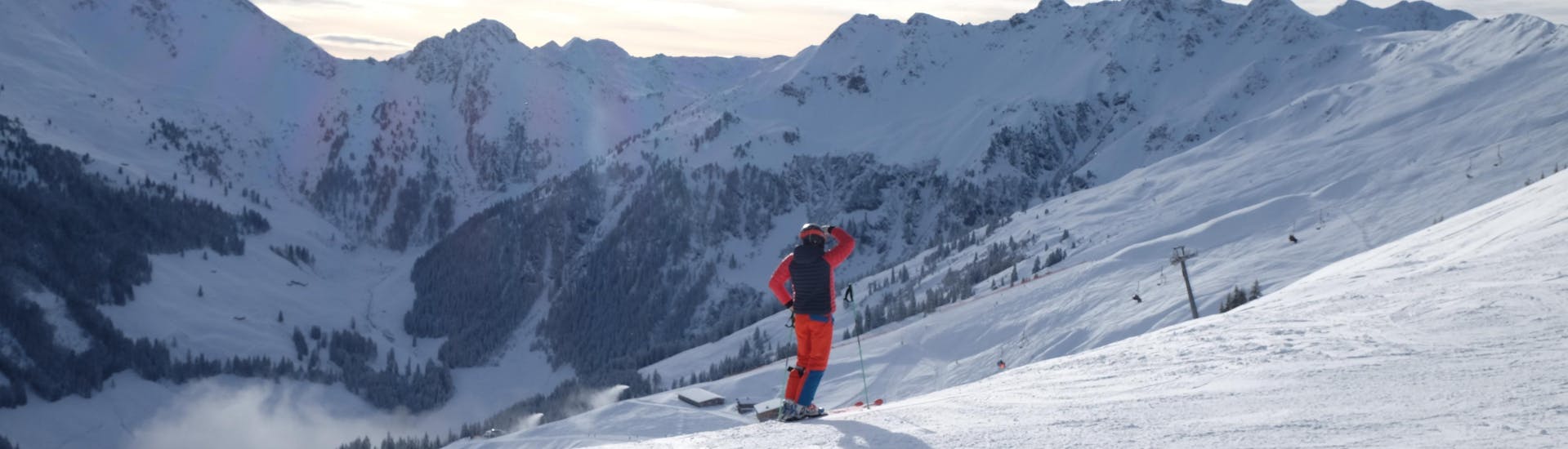Vista del paesaggio montano soleggiato durante un corso di sci con scuole di sci a Alpbach-Inneralpbach.
