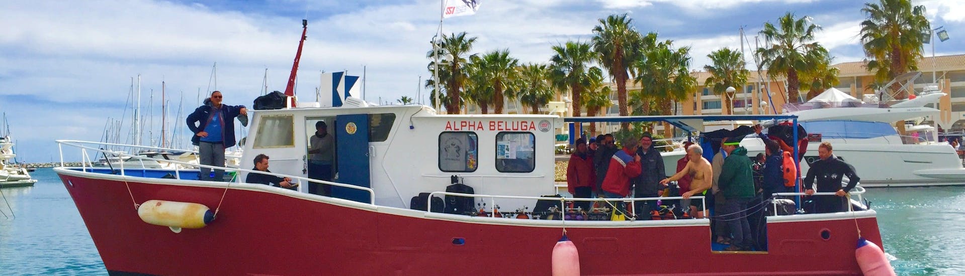 Le bateau d'Alpha Beluga Plongée dans le port de Fréjus prêt à se diriger vers l'un des sites de plongée autour du massif de l'Estérel où se déroulent des baptêmes de plongée et des cours de plongée.