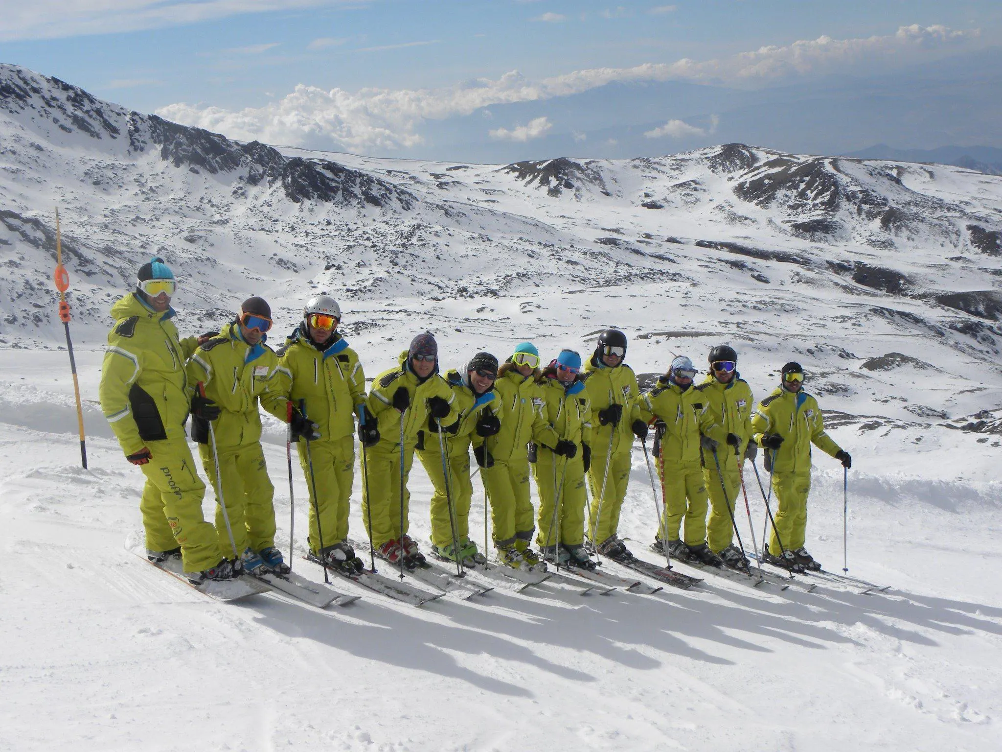 Beautiful landscapes showcasing mountains and sea, where the experiences of Alquiler Escuela Internacional de Esquí are taking place.