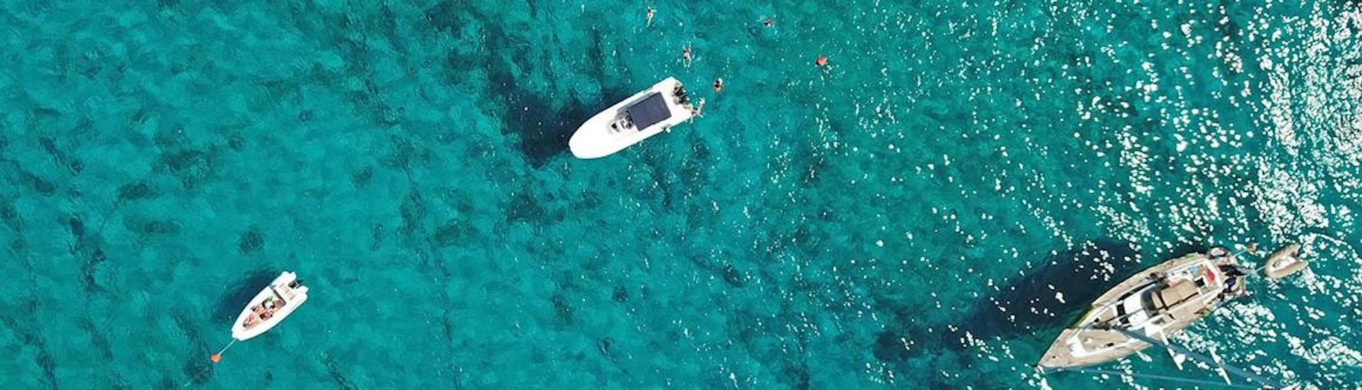 Alcune persone si divertono durante una sosta per nuotare di una gita in barca di Alson Tour Marsala.