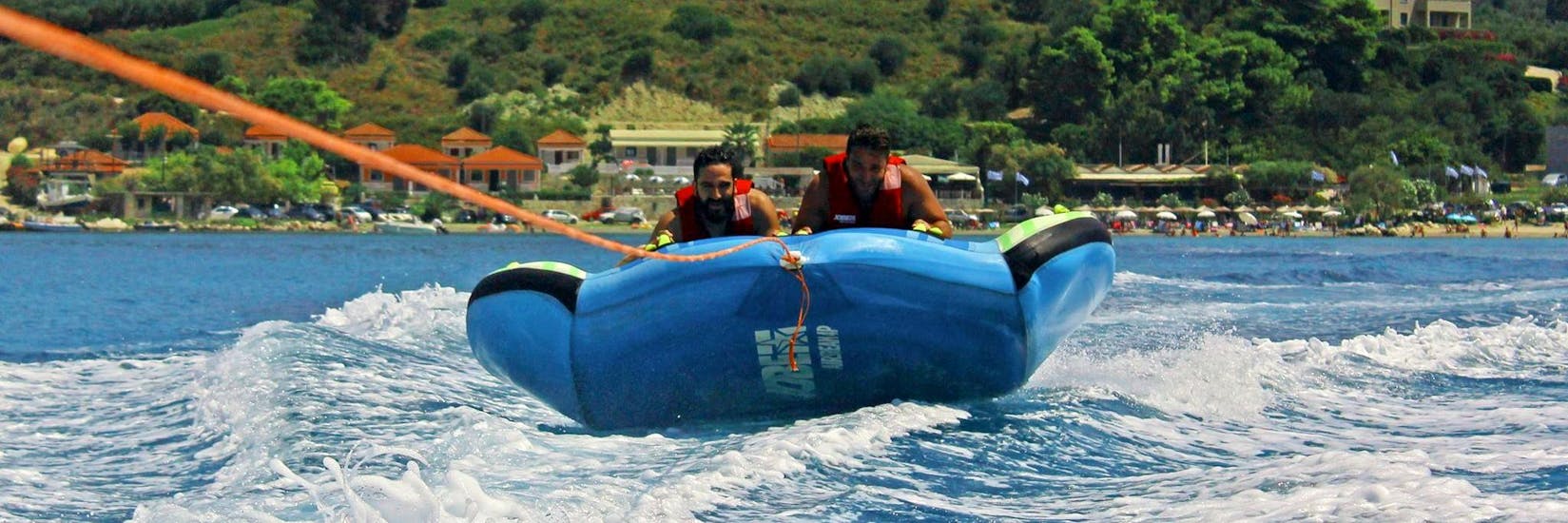 Zwei Männer auf einem Spaßboot von Alykes Water Sports Zakynthos.