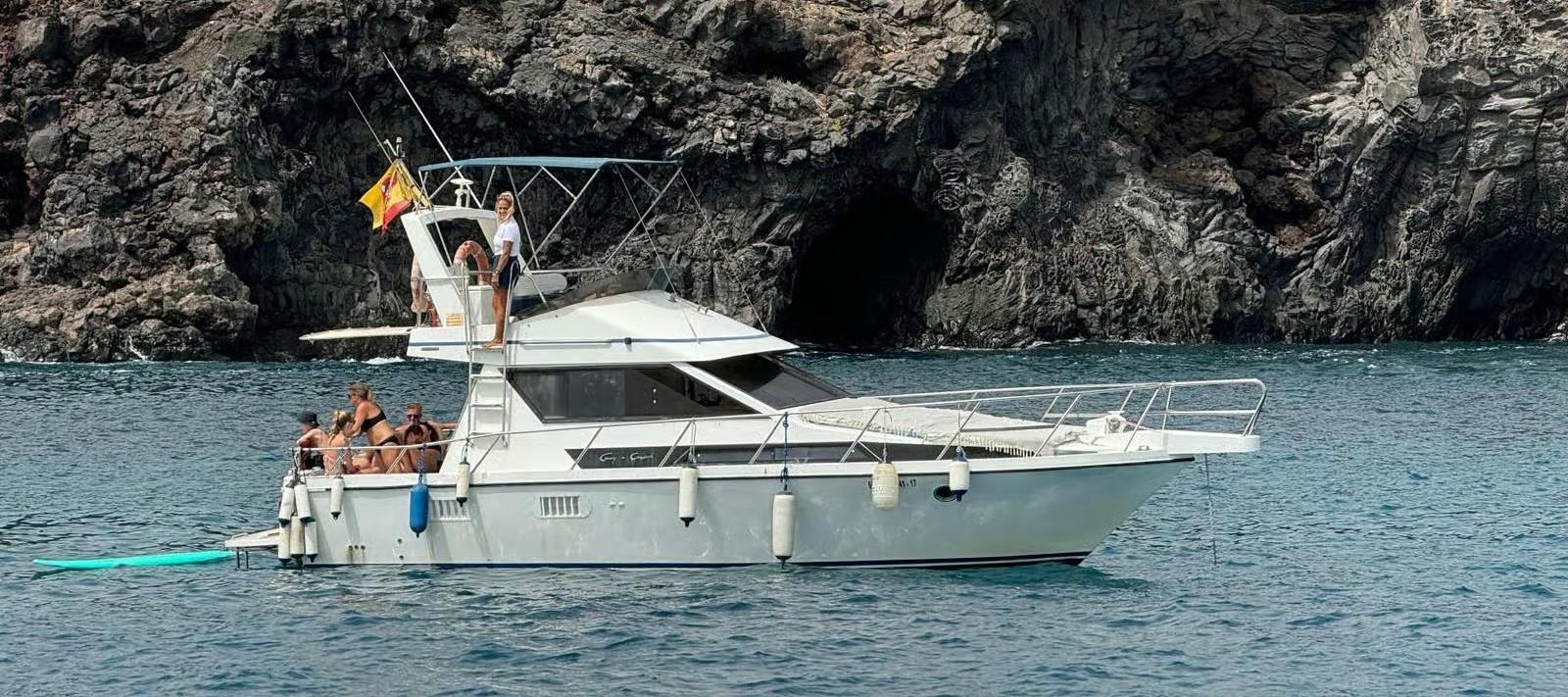 Vista della nostra barca che naviga lungo la costa a Tenerife.