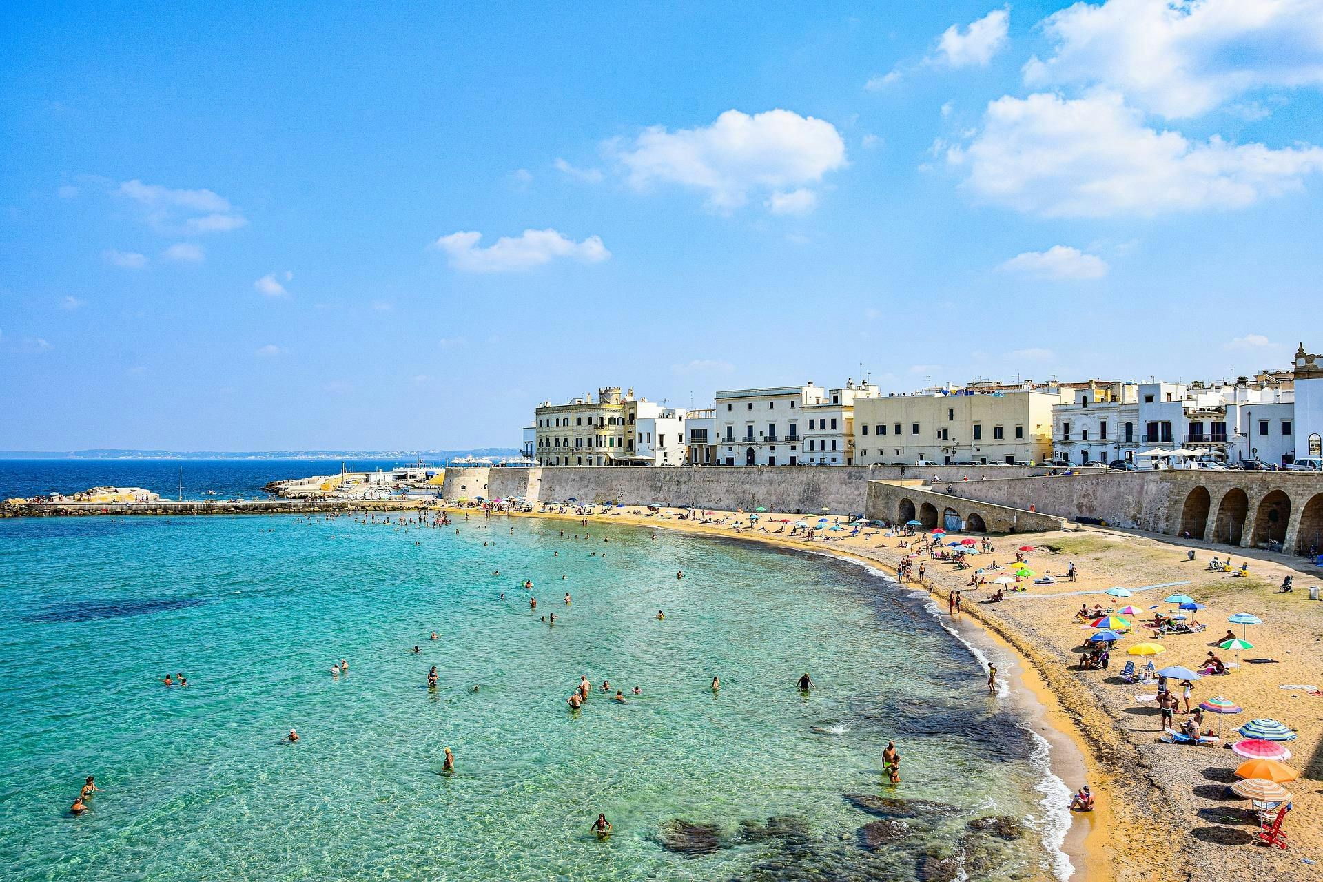 Amare Mare Tour Gallipoli Beeindruckende Landschaften mit Bergen und Meer, wo Aktivitäten von Amare Mare Tour Gallipoli stattfinden.