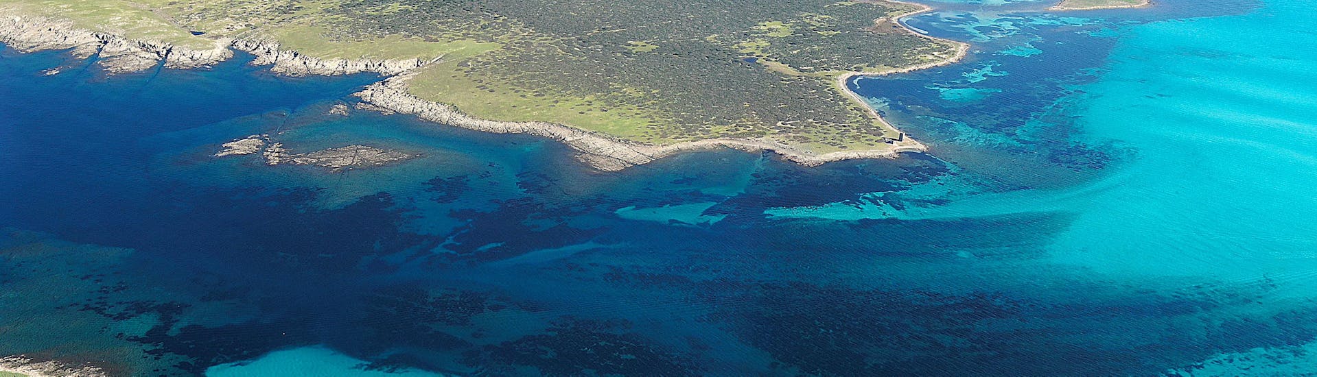 Vista dell'isola La Pelosa che potete vedere durante una gita in gommone con Amato Escursioni Asinara.