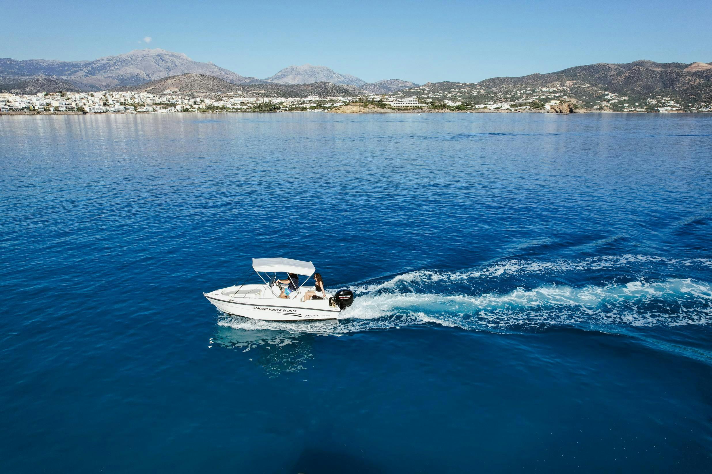 amoudi-hero Magnifique paysage de montagnes et de mer, où se déroulent les activités de Amoudi Watersports.