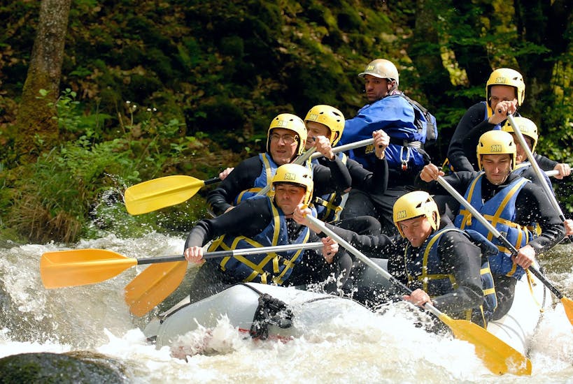 A group of friends is facing rapids on the river Le Chalaux where many rafting descents are organized with AN Rafting Morvan.