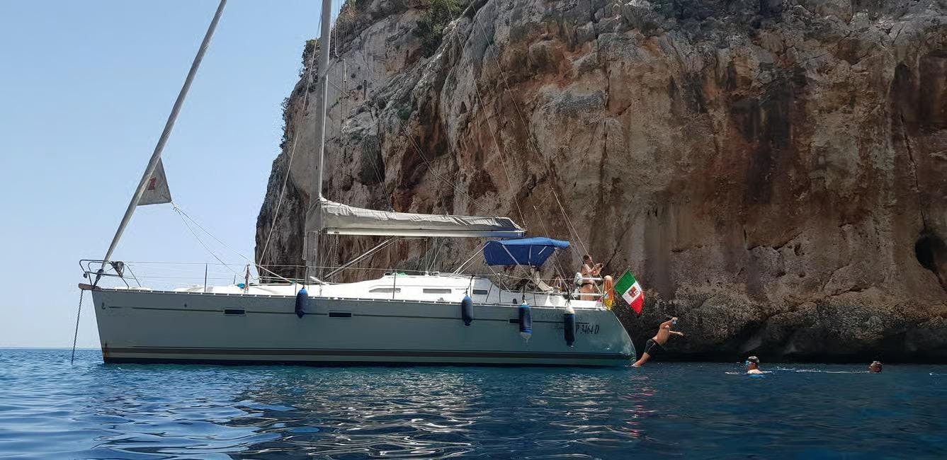 Panorama mozzafiato con montagne e mare, dove hanno luogo le attività di Andrea Sailing Boat Charter Arbatax.