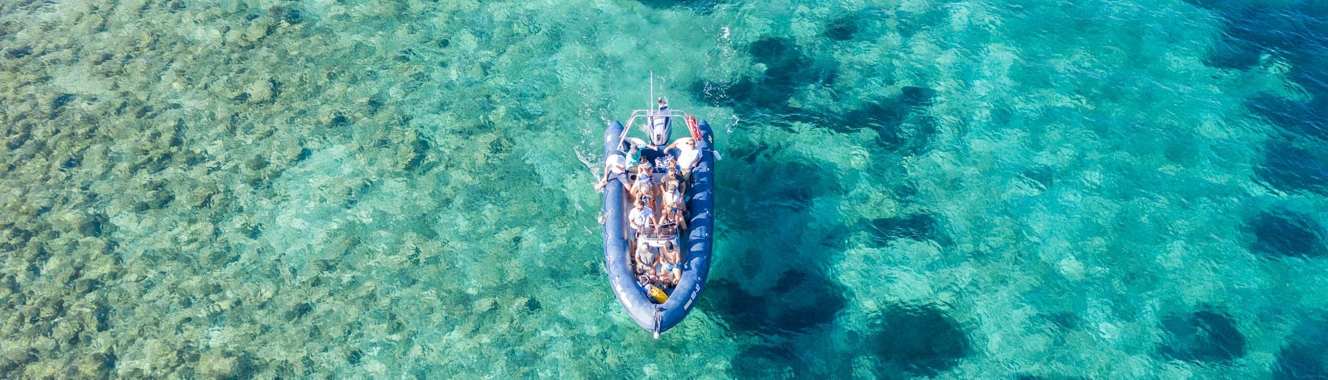 Das Boot von Anima Natura Šibenik im kristallklaren Wasser während einer ihrer Touren.