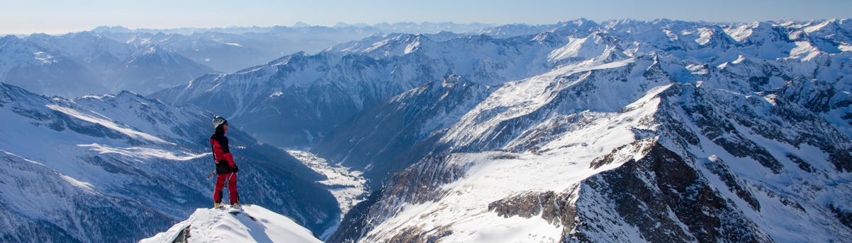 Ankogel Ski Schools SEM Hero Adultos y niños esquiando en la estación de esquí de Ankogel.