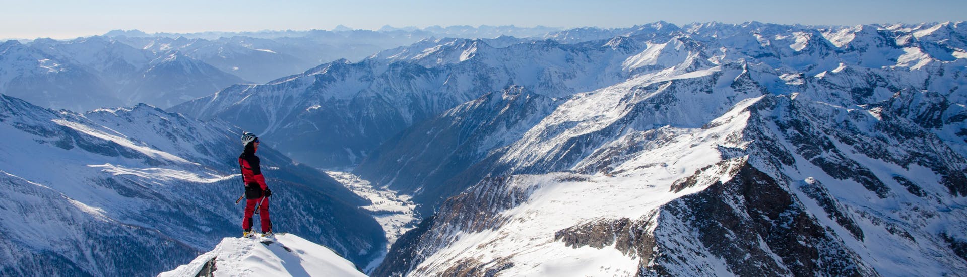 Vista del paesaggio montano soleggiato durante un corso di sci con scuole di sci a Ankogel-Mallnitz.