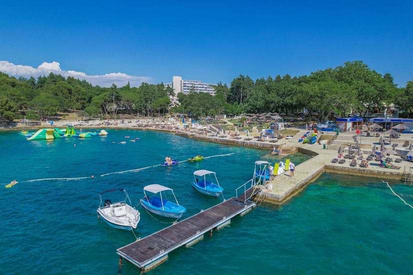 View of the beach and boats you can rent with AP Sport Poreč.