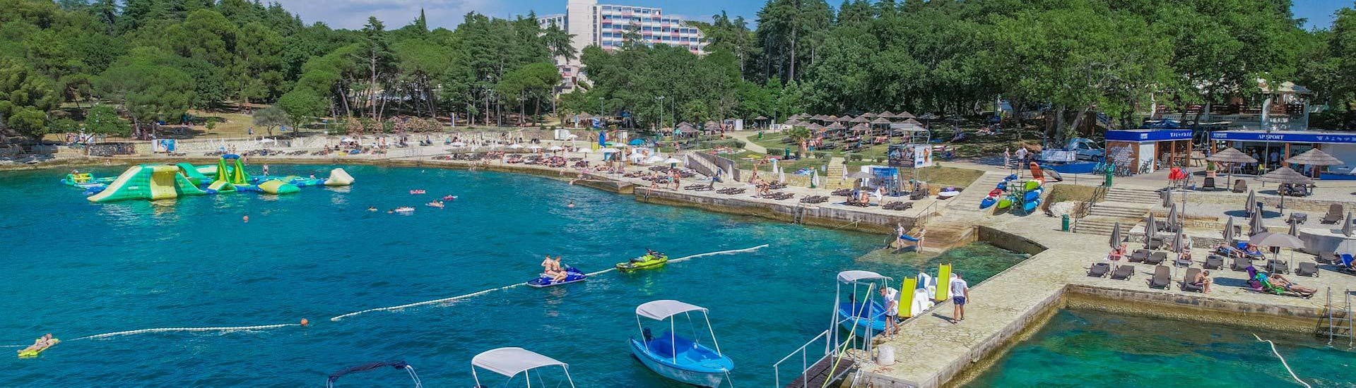View of the beach and boats you can rent with AP Sport Poreč.