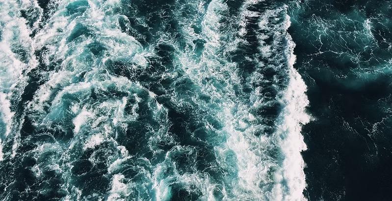 Wunderschöne blaue Wellen mit Aqua Travel Zakynthos.