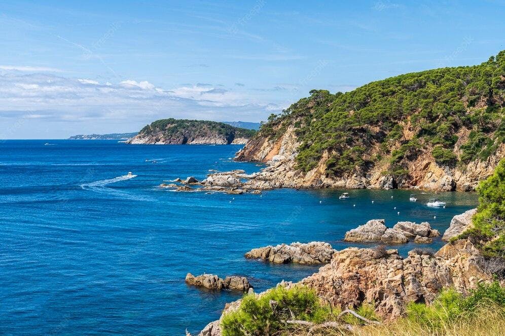 Aquasafari Jet Ski Costa Brava Lloret Panorama mozzafiato con montagne e mare, dove hanno luogo le attività di Aquasafari Jet Ski Costa Brava Lloret .