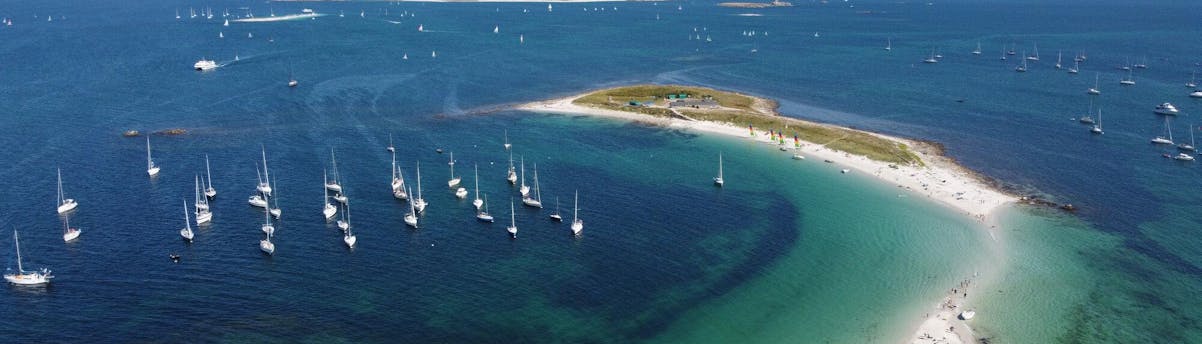 Archipel des Glénan SEM Hero Eine Gruppe von Menschen hat Spaß bei einer Bootsfahrt im Archipel des Glénan.