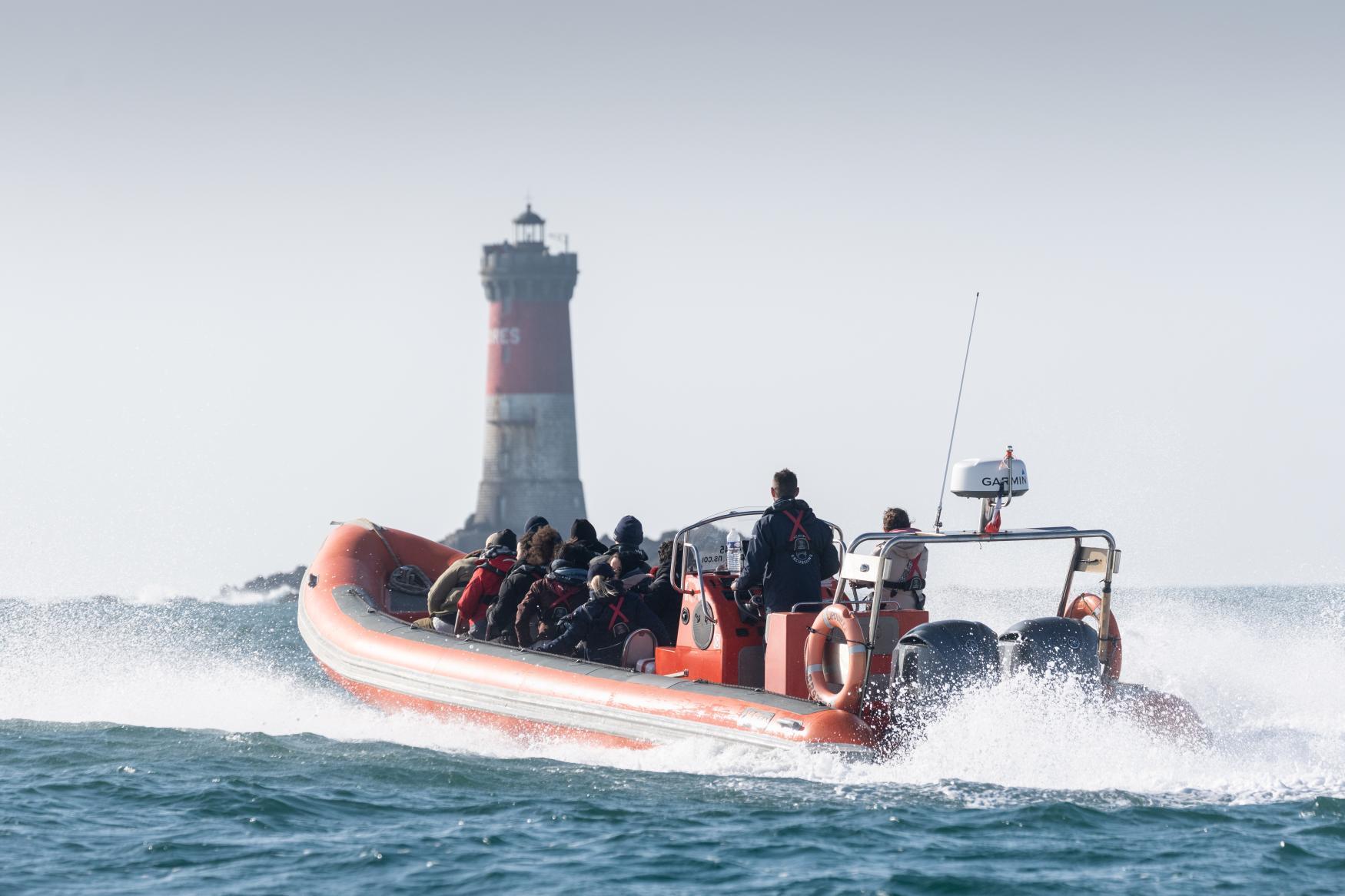 Das RIBboot von Archipel Excursions Le Conquet während einer Tour zur Entdeckung der Tier- und Pflanzenwelt.