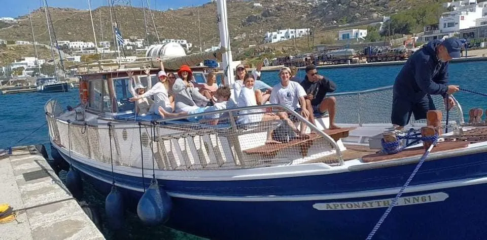 argonaftis-1 Panorama mozzafiato con montagne e mare, dove hanno luogo le attività di Mykonos Cruises.