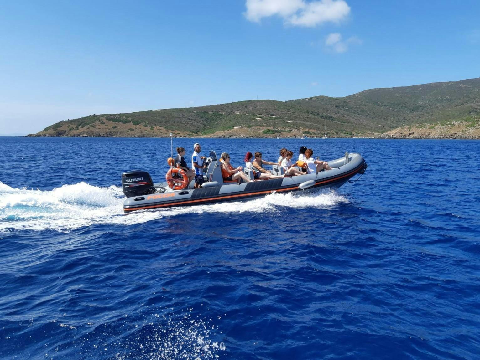 Argosub Noleggio ed Escursioni Le bateau pneumatique utilisé lors des excursions dans les eaux sardes.