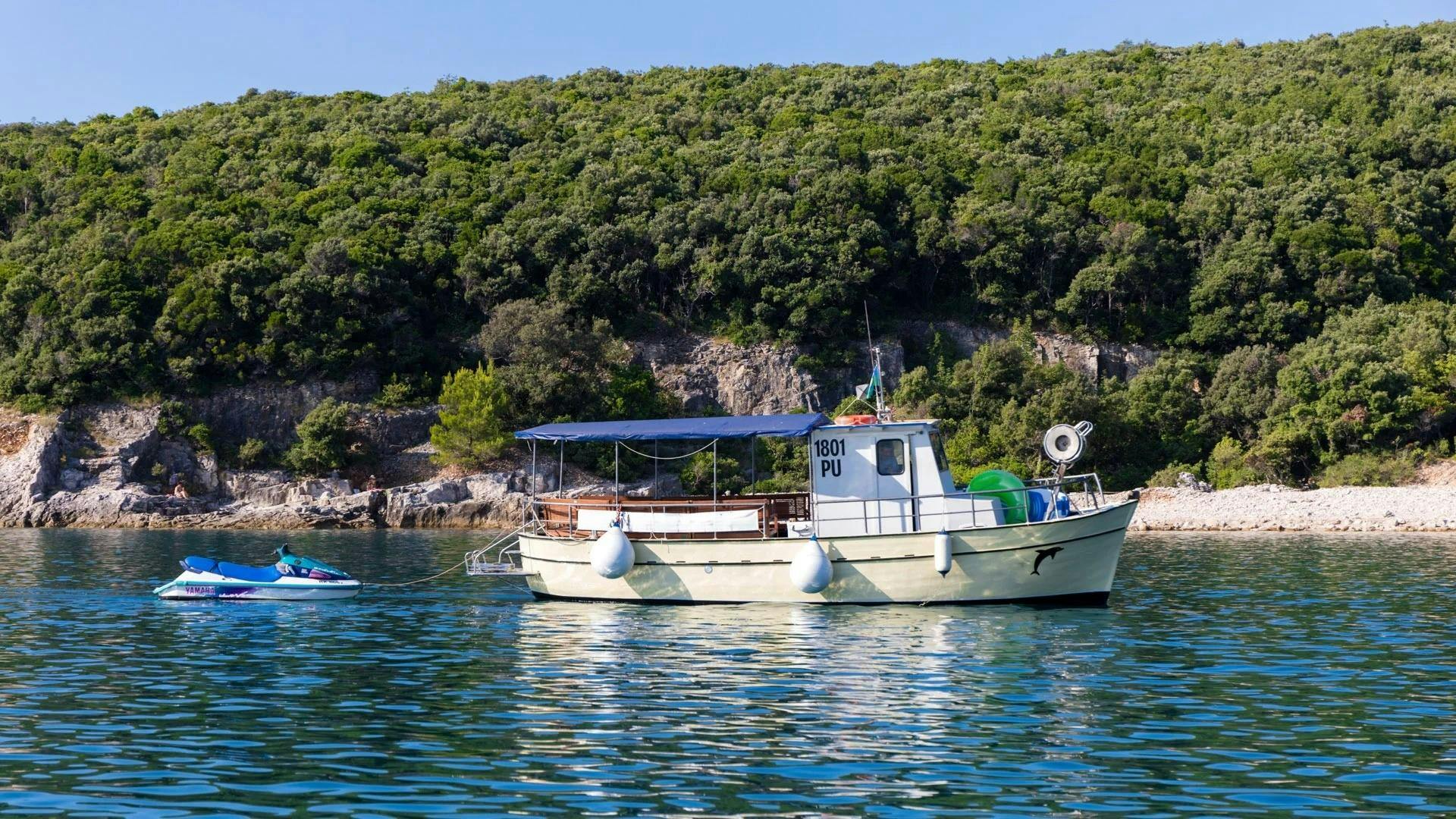 Taxi Boat Excursions Ariana Beeindruckende Landschaften mit Bergen und Meer, wo Aktivitäten von Taxi Boat Excursions Ariana stattfinden.