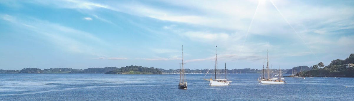 Ile d'Arz SEM Hero Mehrere große Segelboote in der Nähe der Küste der Ile d'Arz in Frankreich.