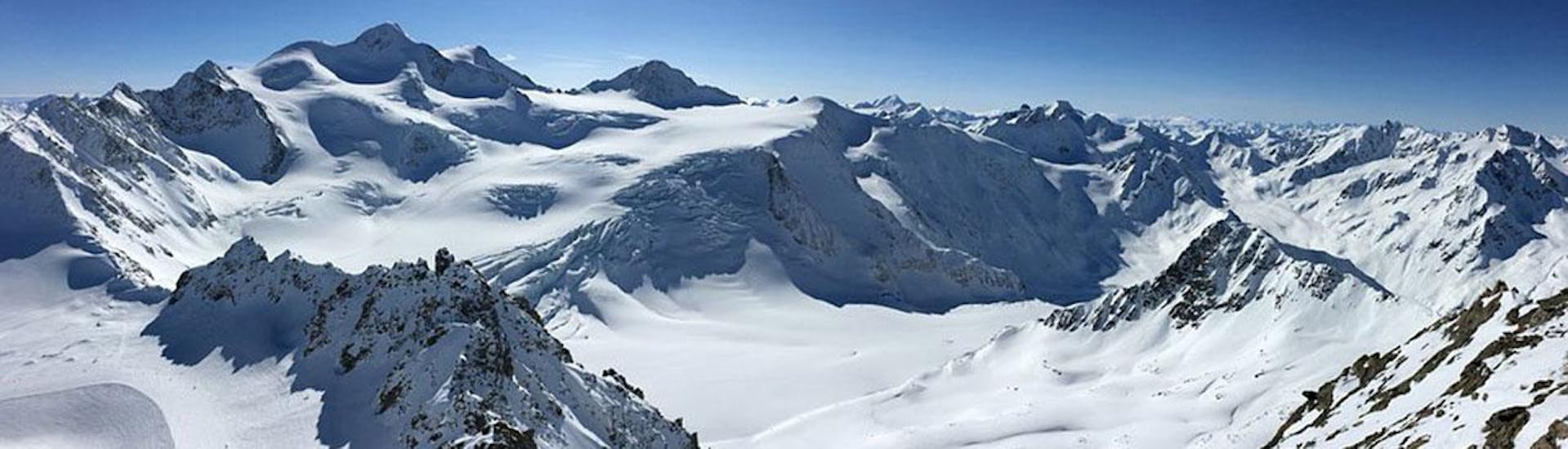 Ein Panoramablick über die schneebedeckten Berge des Skigebiets Arosa - Lenzerheide in den Schweizer Alpen, wo die ACT Sports Skischule Arosa private Skikurse für Kinder und Erwachsene anbietet.