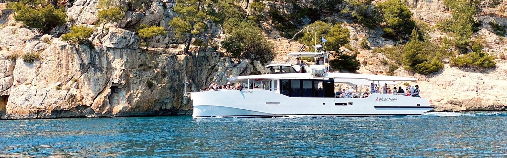 View of the boat going to the Calanques or to Porquerolles with Atlantide Promenades en mer Bandol.