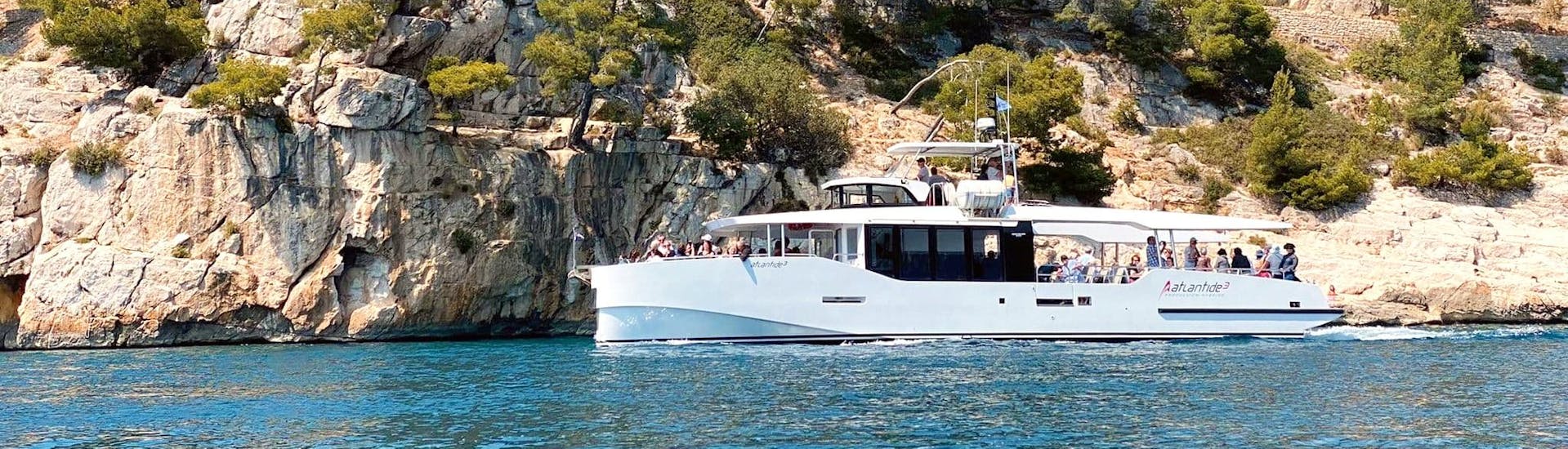 View of the boat going to the Calanques or to Porquerolles with Atlantide Promenades en mer Bandol.