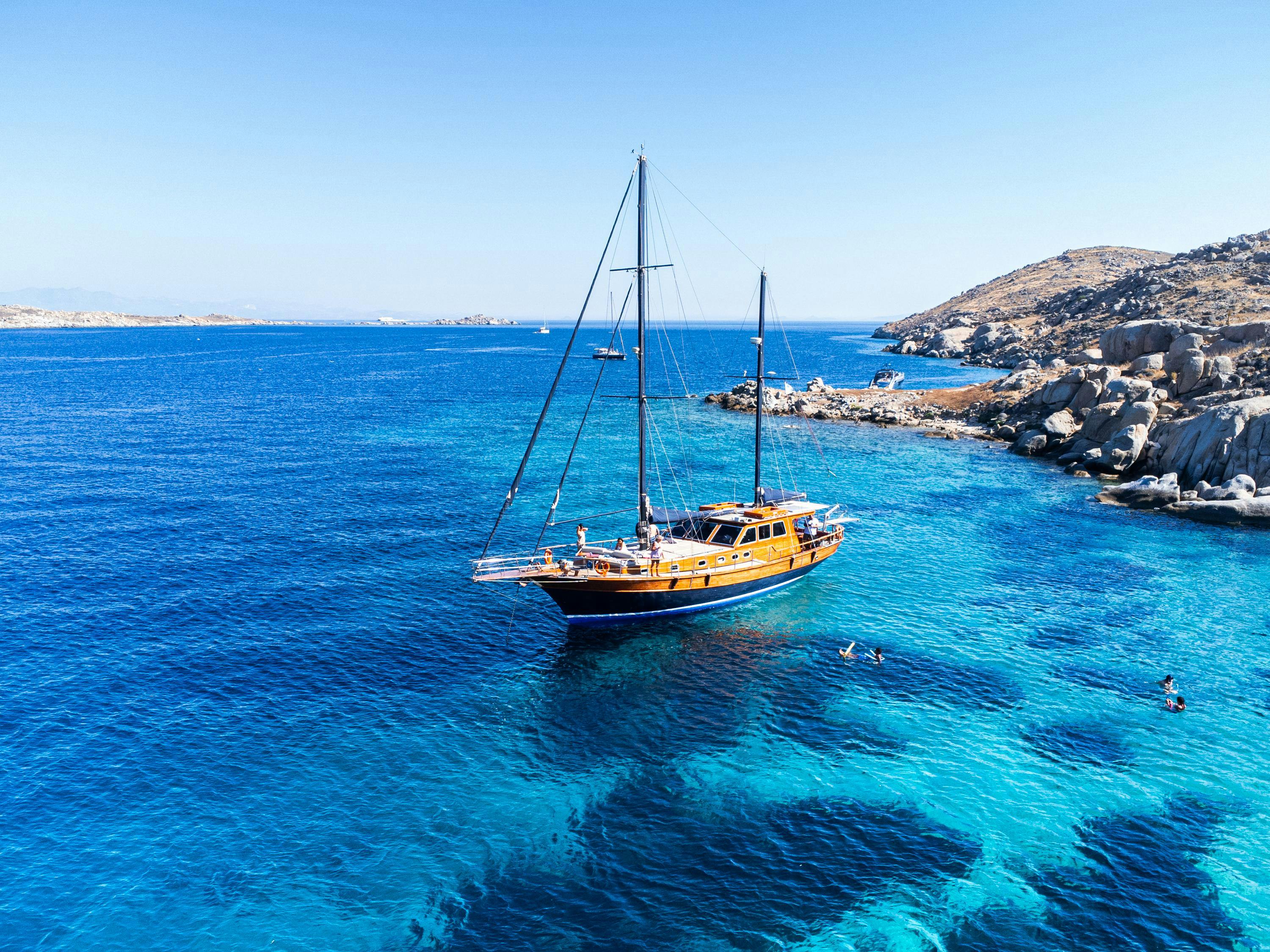 Beeindruckende Landschaften mit Bergen und Meer, wo Aktivitäten von Greece Sailing  stattfinden.