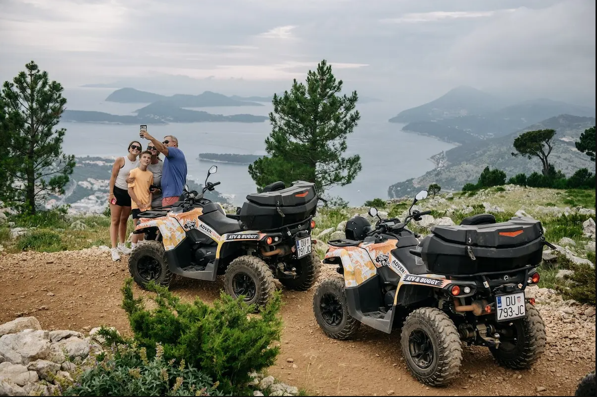 Eine Familie teilt einen glücklichen Moment an Bord unserer Quads.