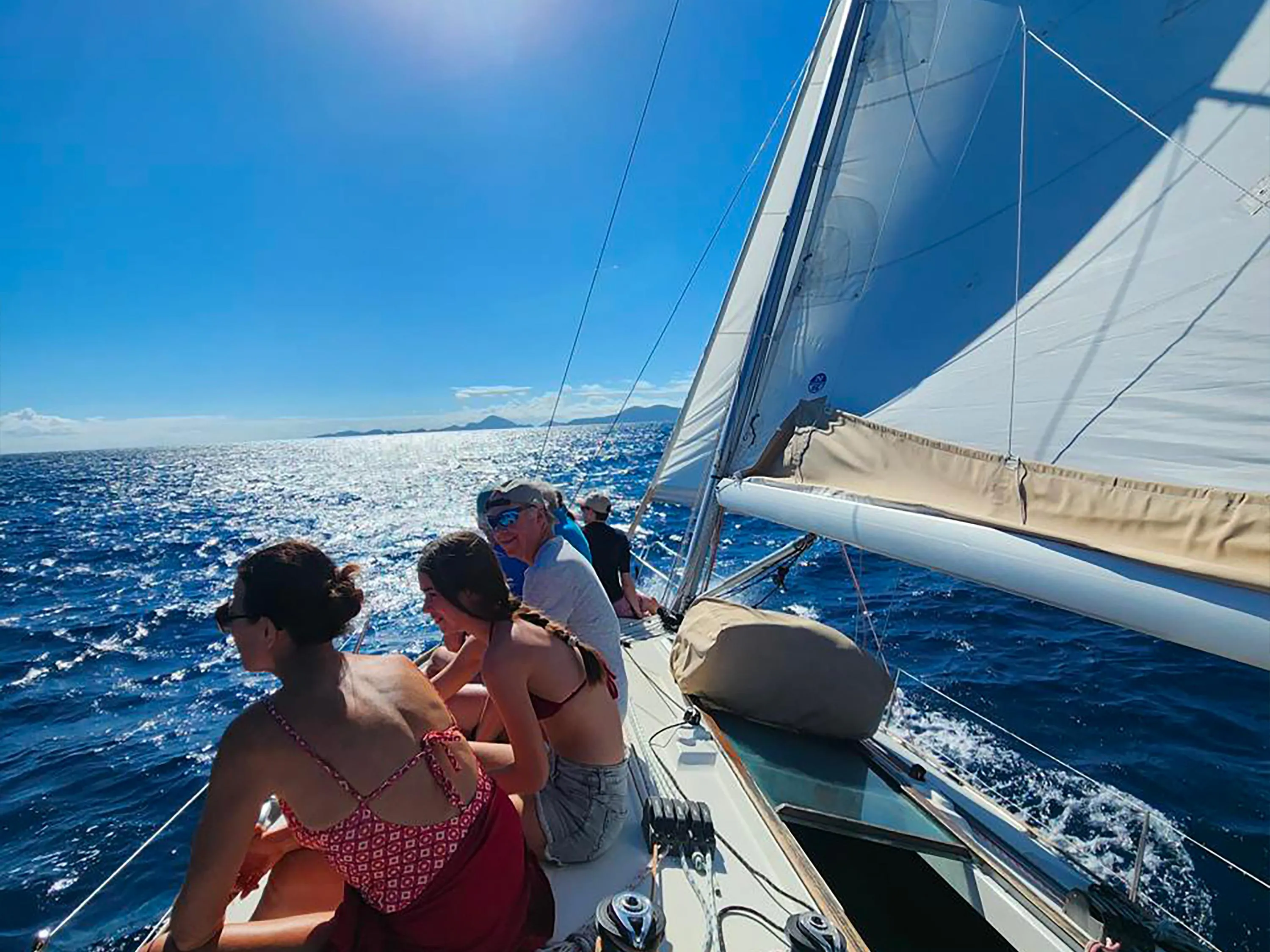 Beeindruckende Landschaften mit Bergen und Meer, wo Aktivitäten von Reve de Nav' Guadeloupe stattfinden.