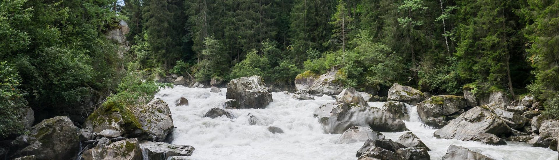 Fluss im Otztal während einer Rafting-Aktivität in Österreich.