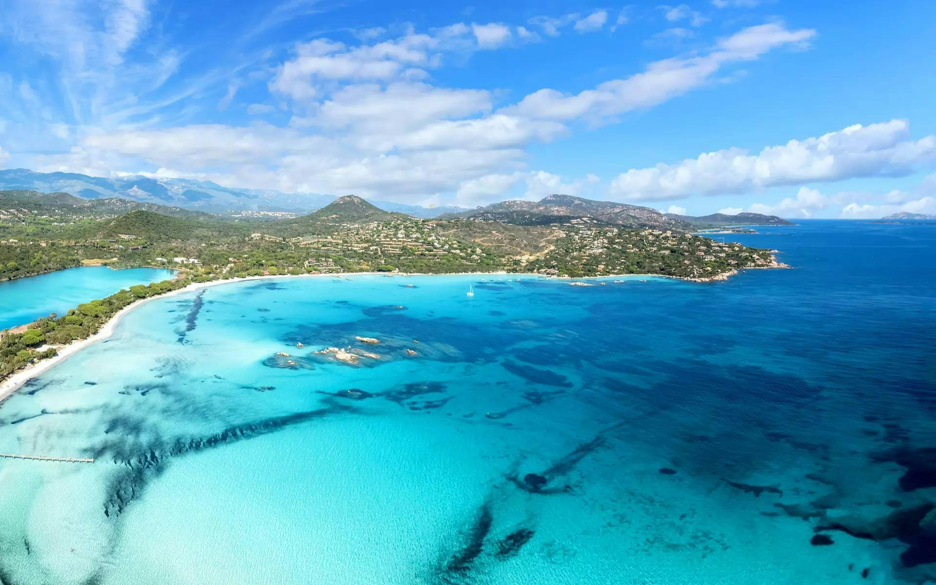 Beeindruckende Landschaften mit Bergen und Meer, wo Aktivitäten von Authentic Croisière Porto-Vecchio stattfinden.