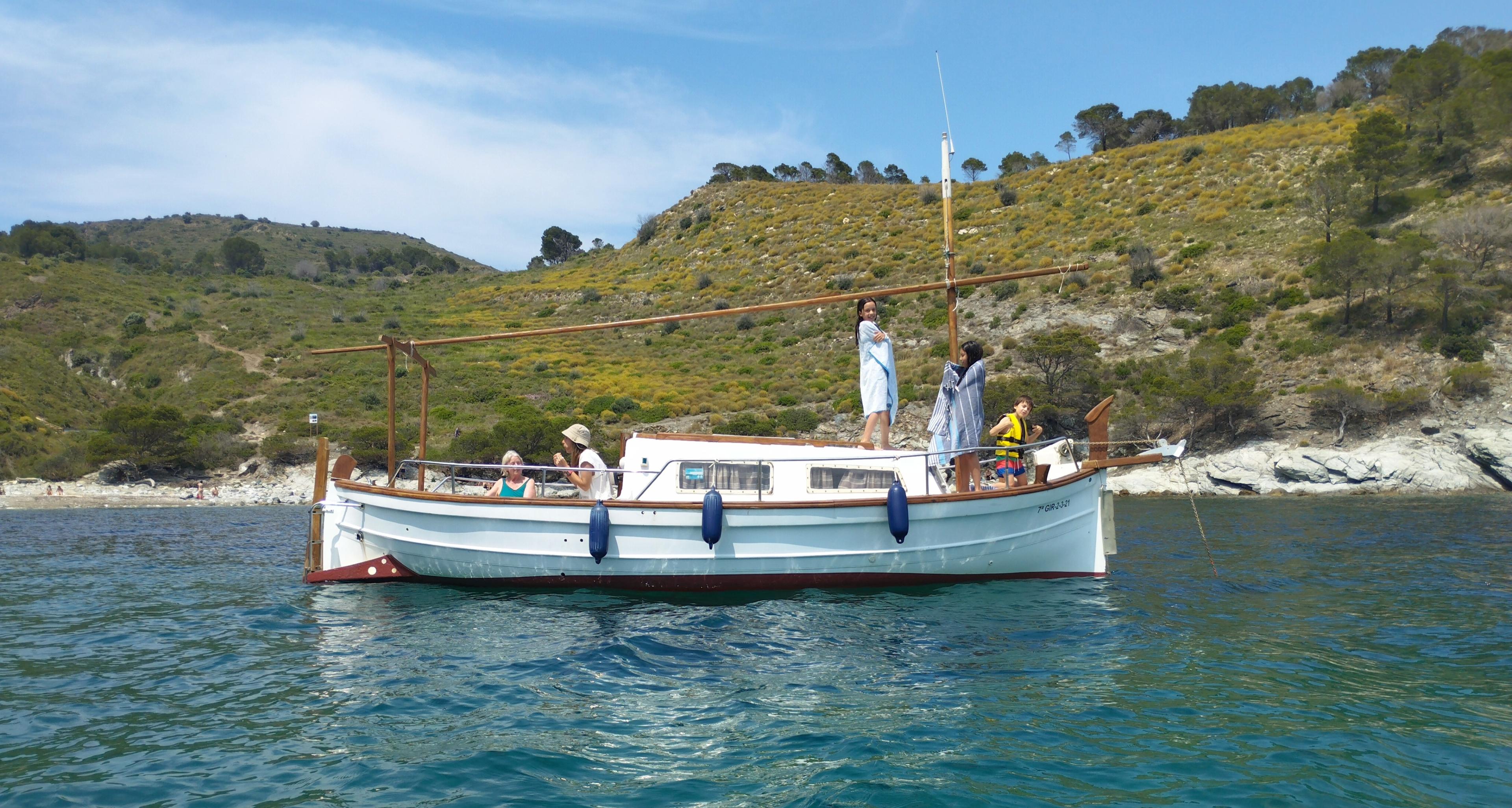 Le bateau de aVela Roses lors d'une balade à Punta Falconera.