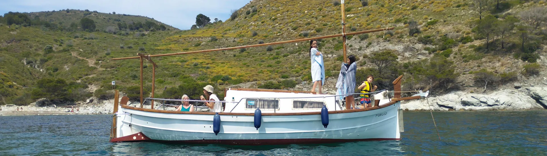 aVela Roses El barco de aVela Rosas durante un paseo hacia Punta Falconera.