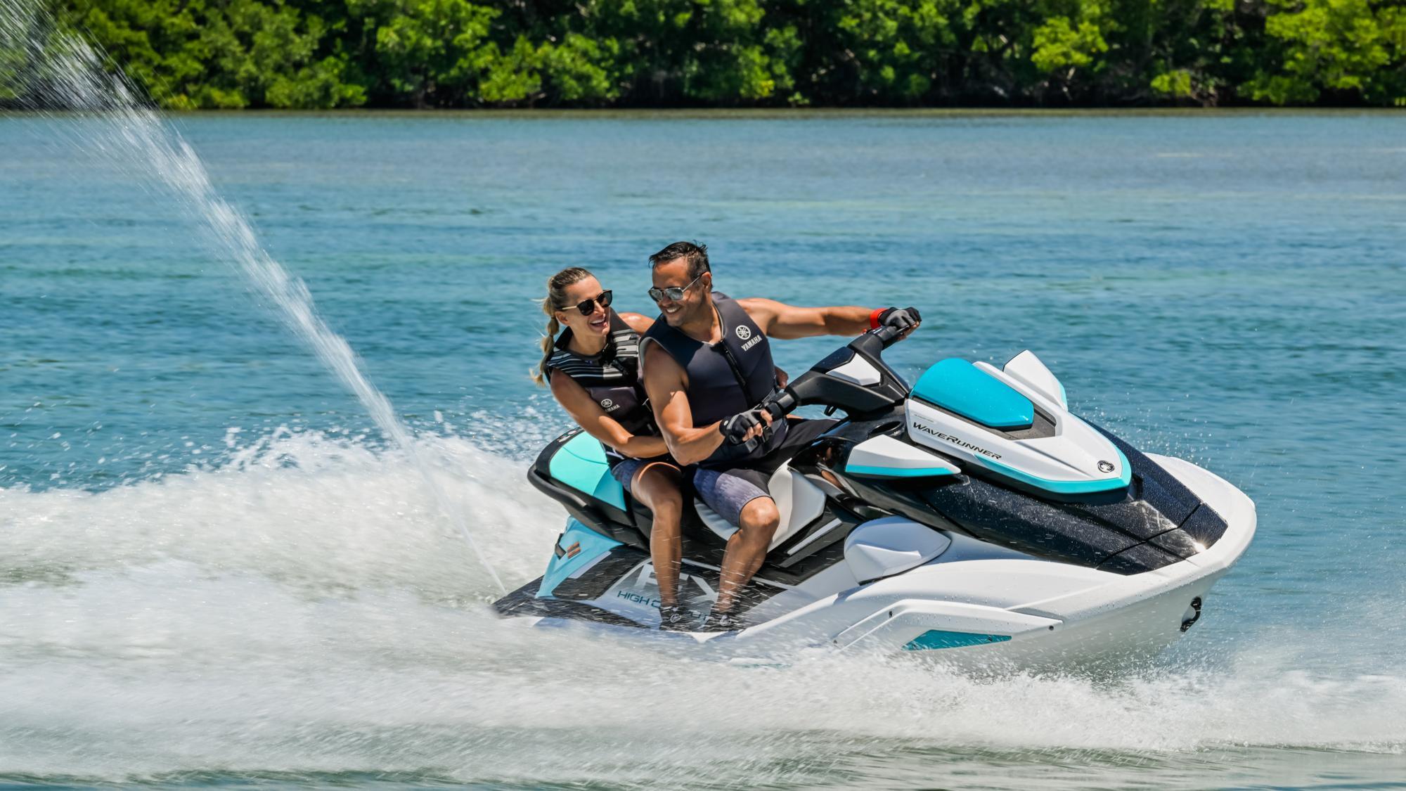 Una pareja disfruta de un paseo en moto de agua por la impresionante costa de la Costa Brava.