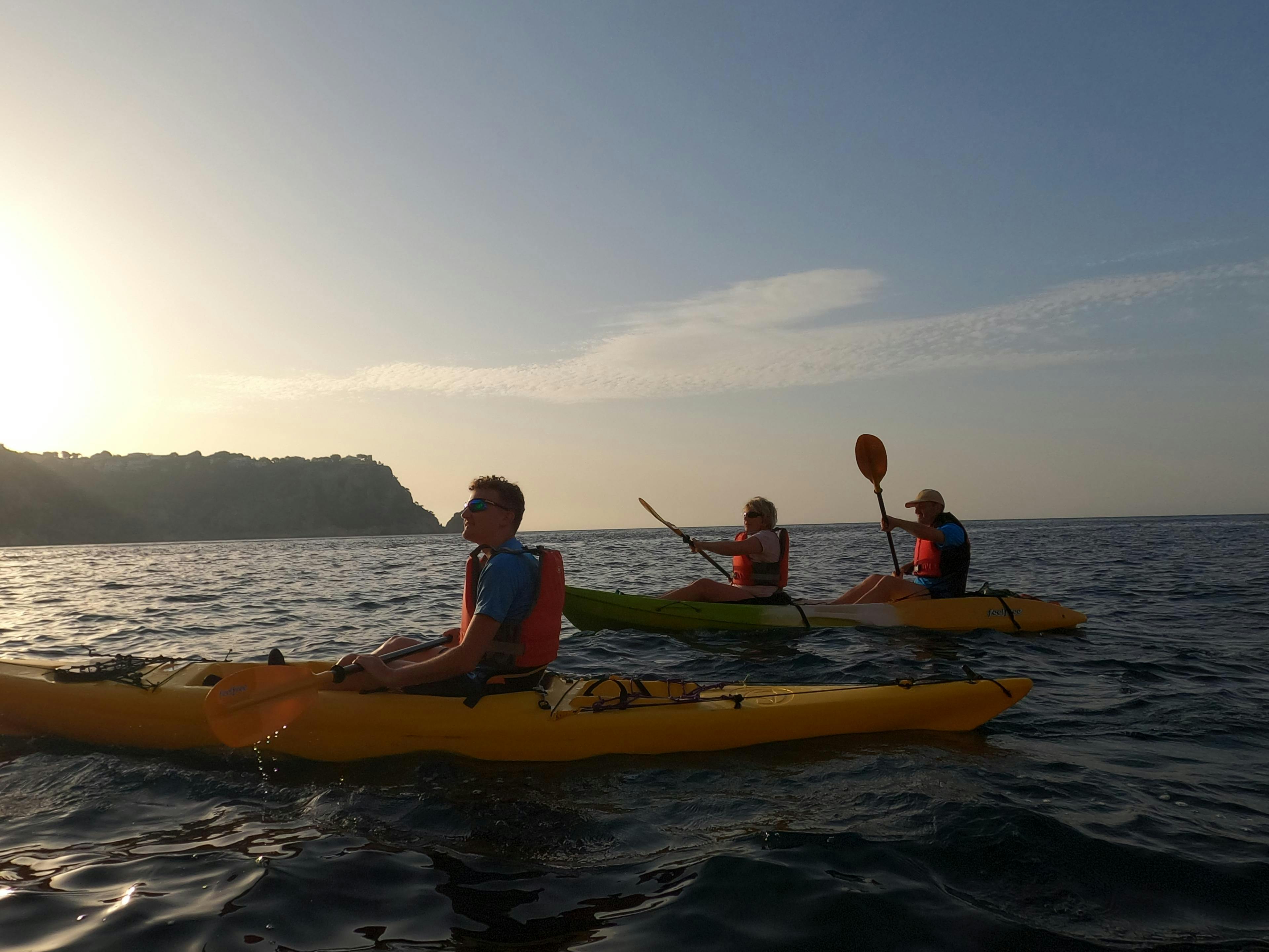 Aventura Pata Negra Denia Trois personnes en excursion en kayak avec Aventura Pata Negra à Dénia.