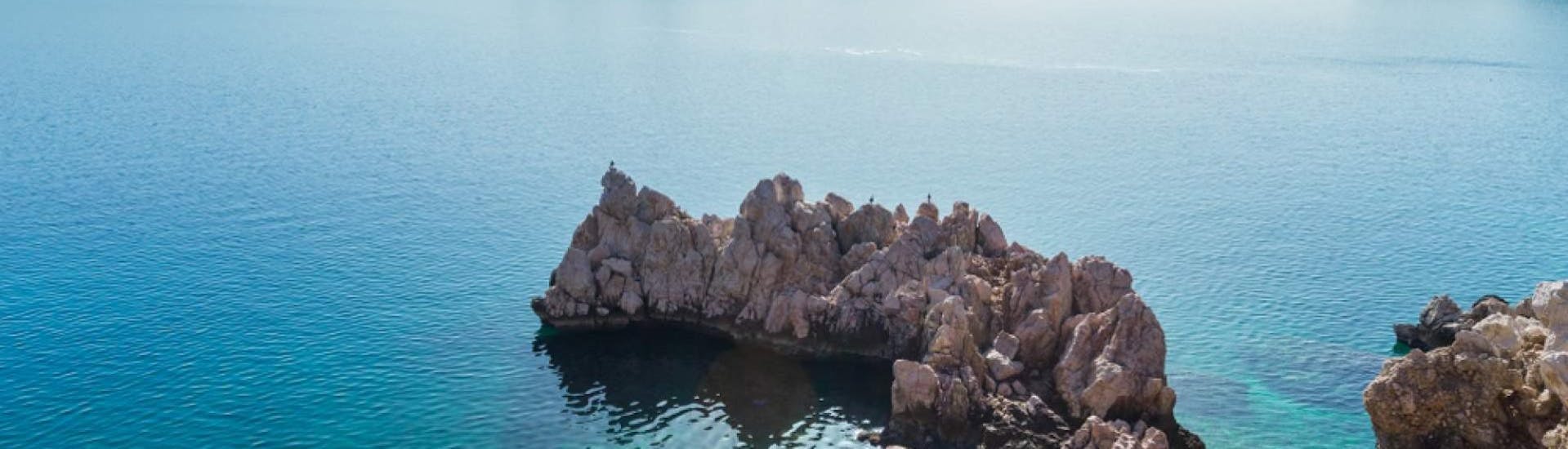 Küste, die bei einer Bootstour mit Aquavision Aquarius Malinska gesehen werden kann.