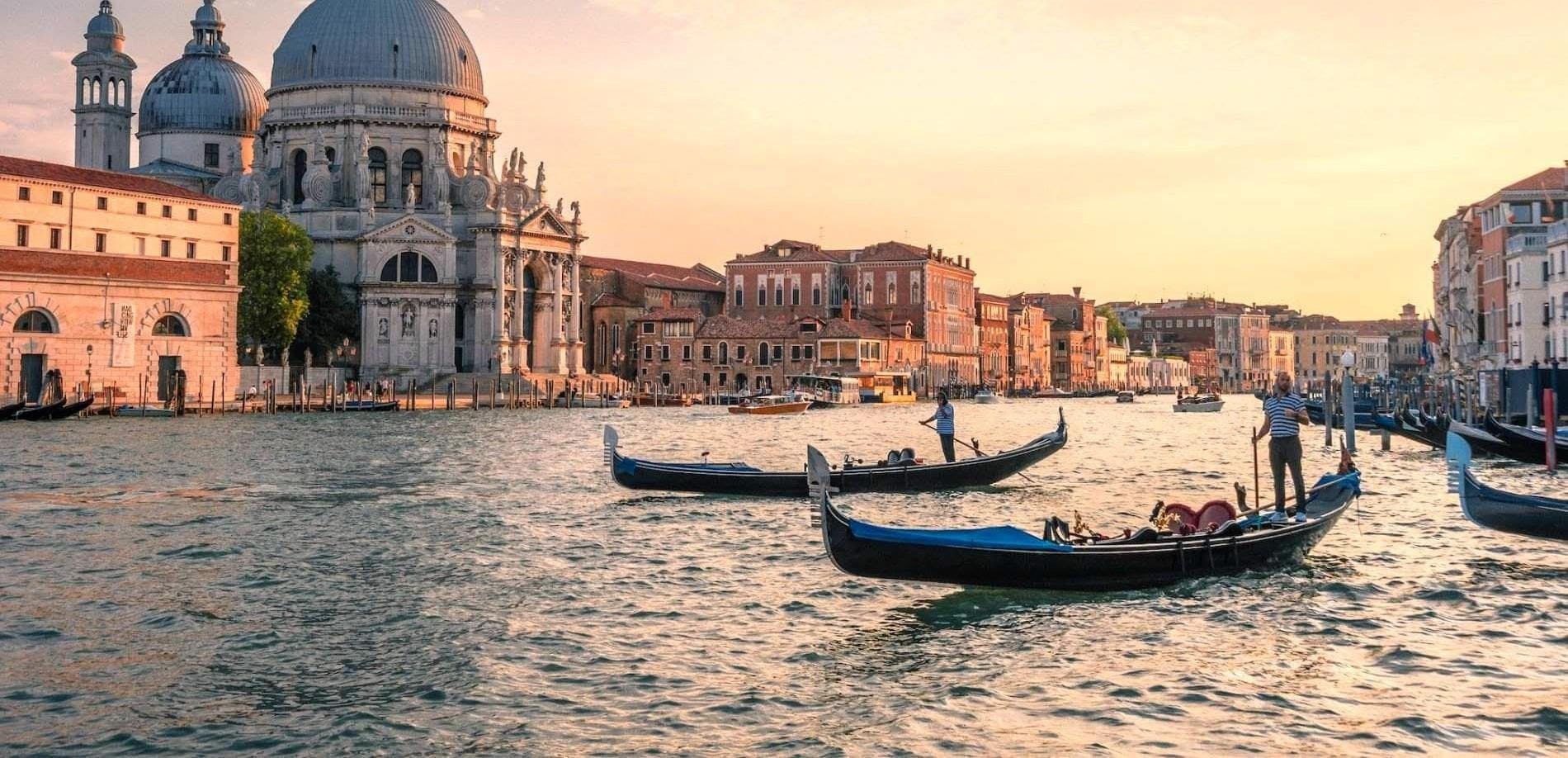 Beautiful landscapes showcasing mountains and sea, where the experiences of Avventure Bellissime Venezia are taking place.