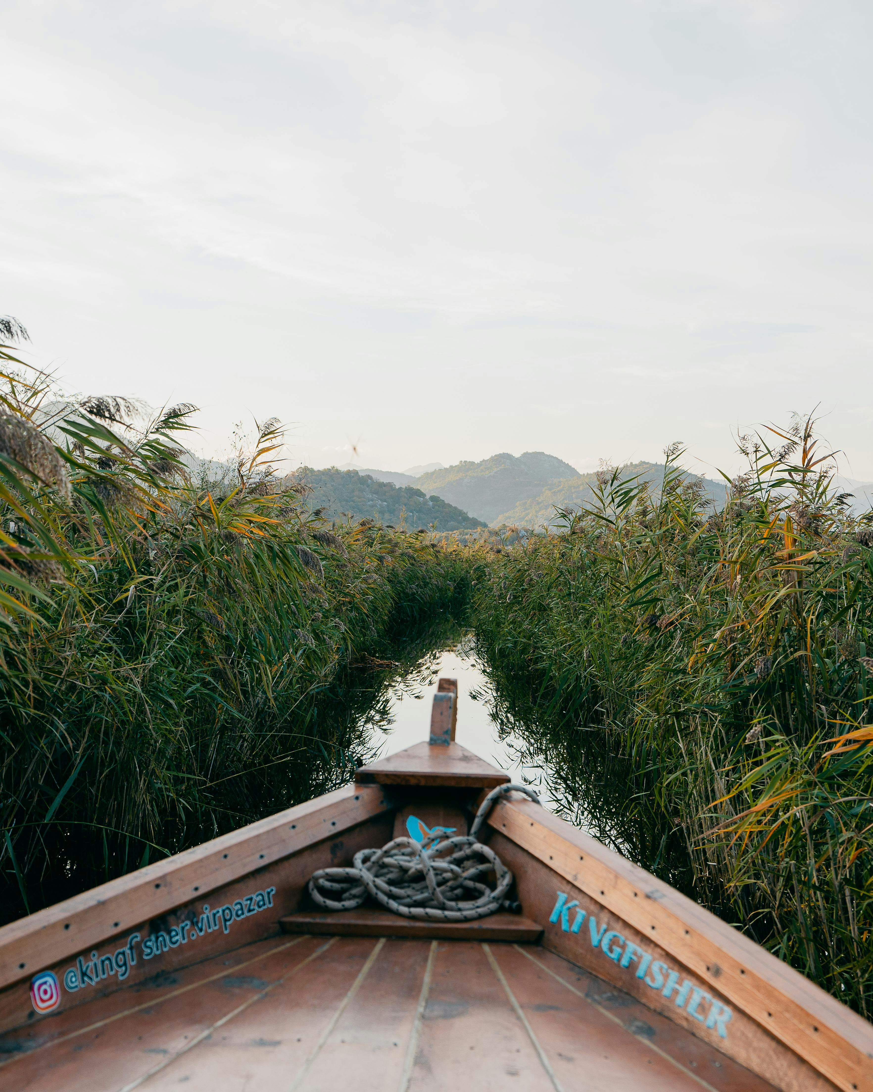 Paisajes impresionantes de montaña y mar, donde tienen lugar las experiencias de Kingfisher Boat & Kayak.