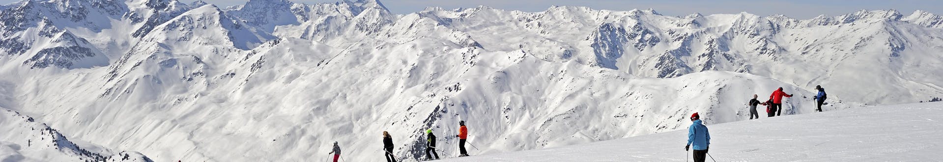 Adultes et enfants skiant dans la station de ski de Axamer Lizum.