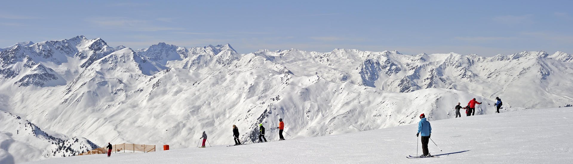 View over the sunny mountain landscape while learning to ski with the ski schools in Axamer Lizum.