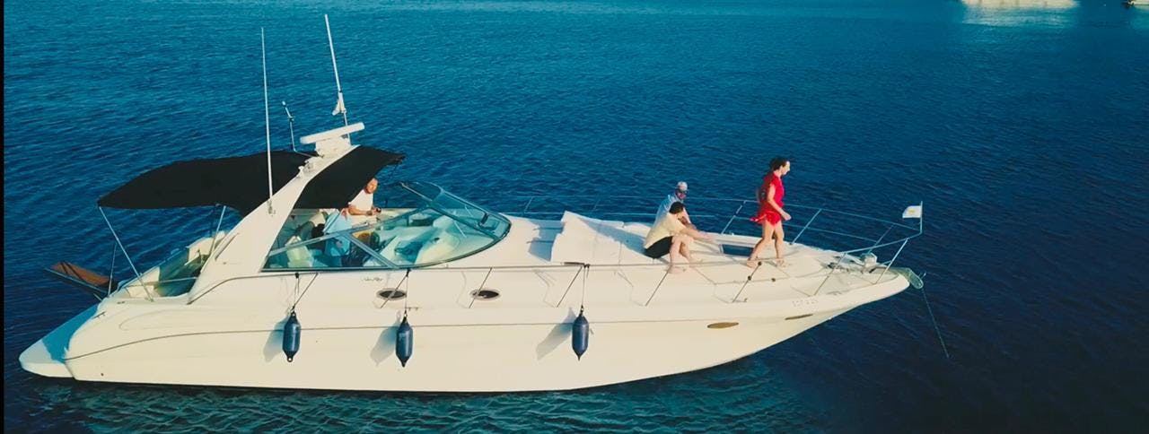 Ayia Napa Charters Panorama mozzafiato con montagne e mare, dove hanno luogo le attività di Ayia Napa Charters .