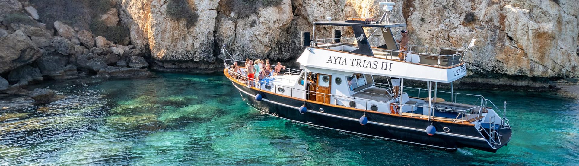 De boot van Ayia Trias Cruises Cyprus in de Blue Lagoon tijdens een van hun boottochten.