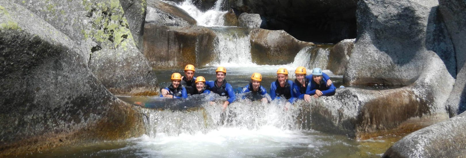 A group of people is following their guide during their canyoning tour with B&ABA Sport Nature.