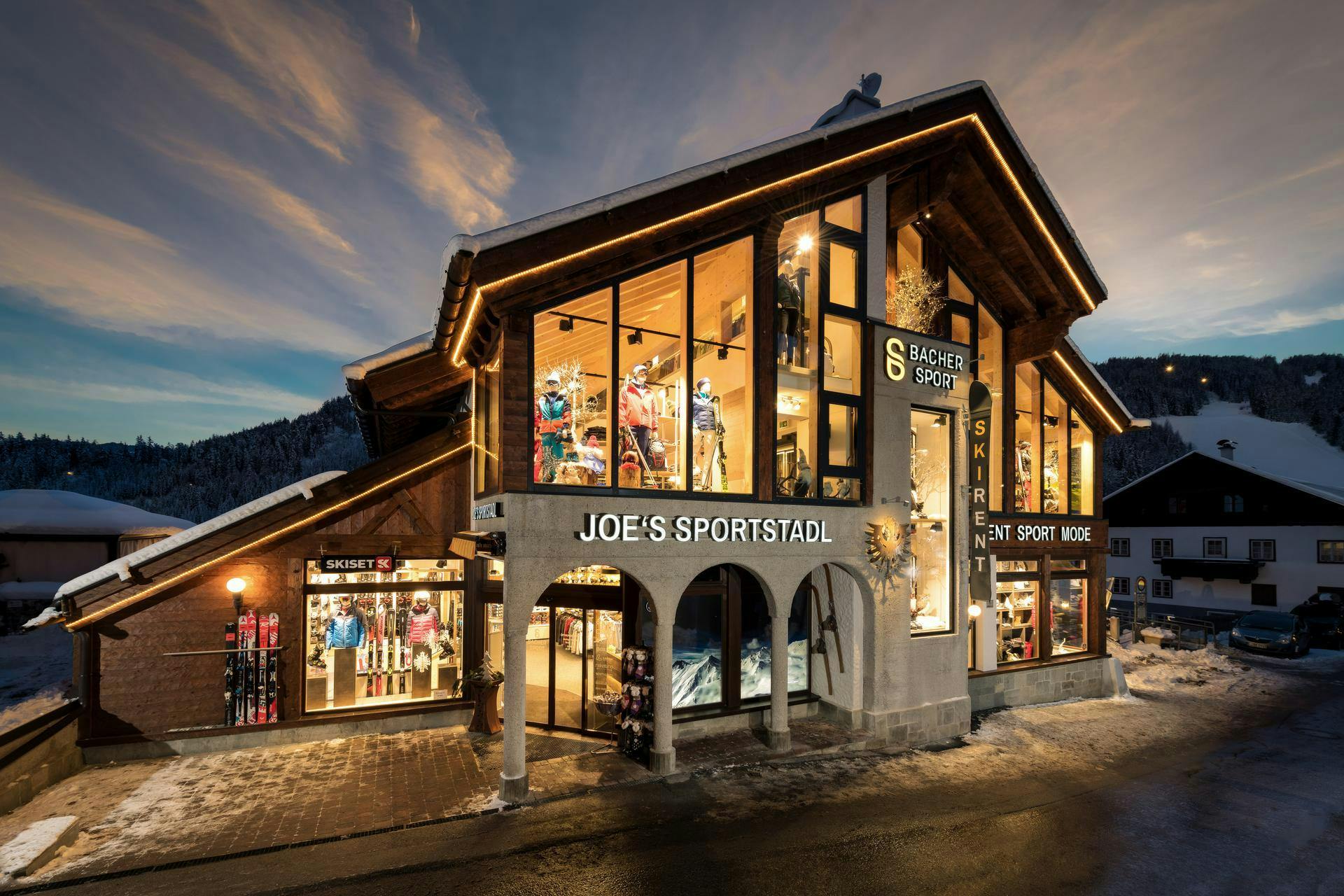 Beeindruckende Landschaften mit Bergen und Meer, wo Aktivitäten von Bacher Joe's Sportstadl Serfaus stattfinden.