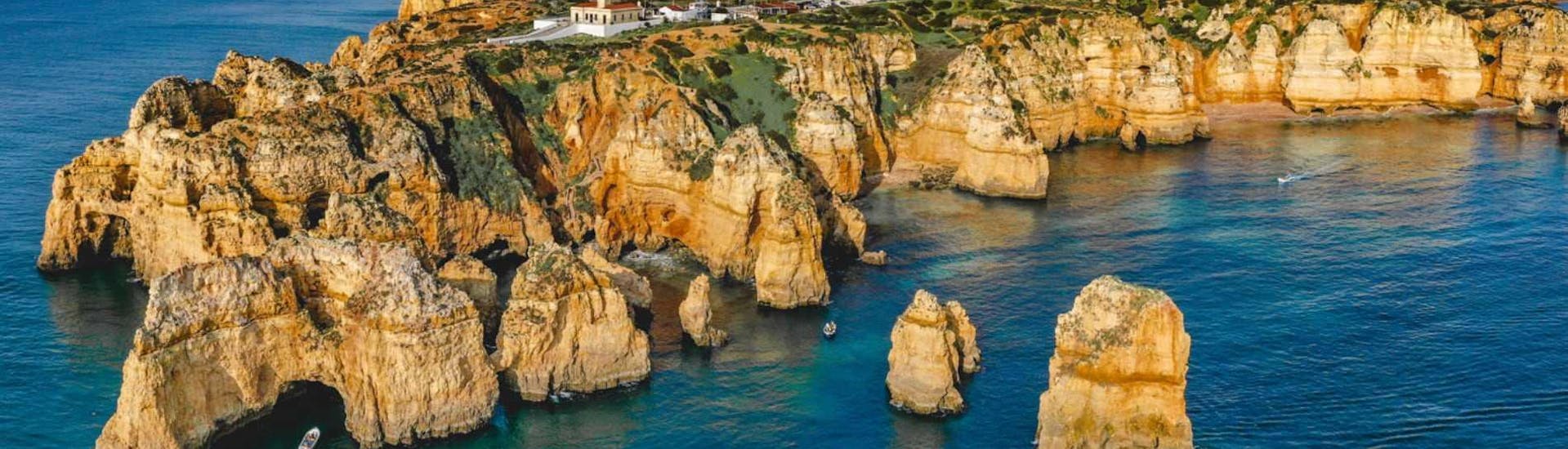 Luftaufnahme der Küste Portugals, ideal zum Tauchen mit WeDive Lagos.