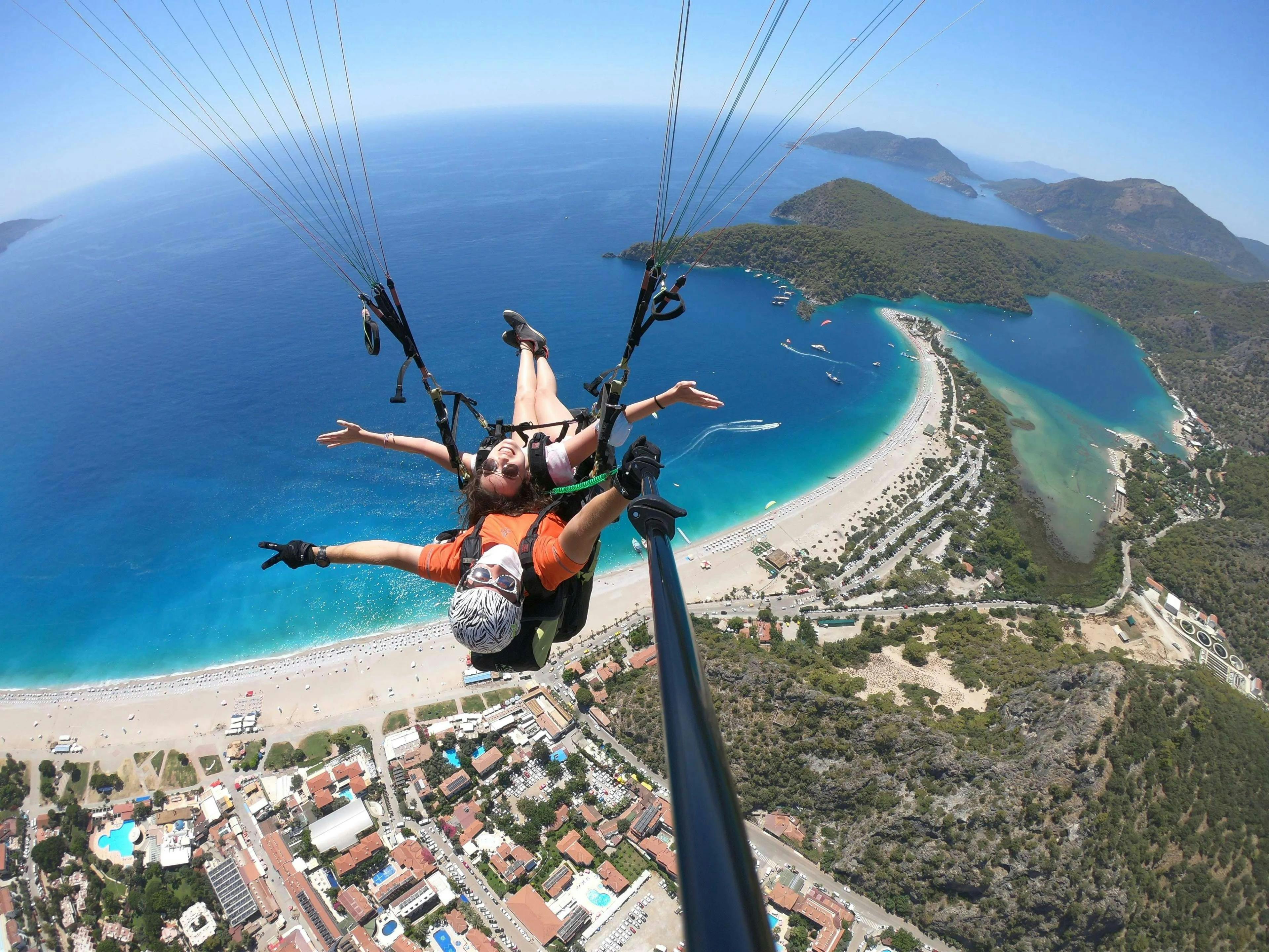 Fly Infinity Background image Panorama mozzafiato con montagne e mare, dove hanno luogo le attività di Fly Infinity Ölüdeniz.
