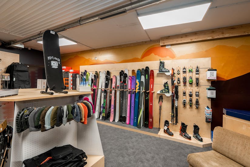 L'intérieur du magnifique magasin de location de skis et de snowboards Backside Verbier.